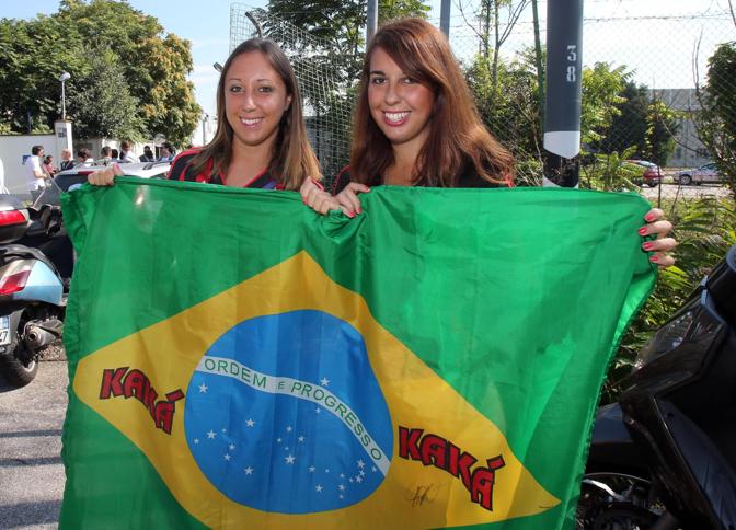 Due tifose brasiliane con la bandiera personalizzata. Ansa